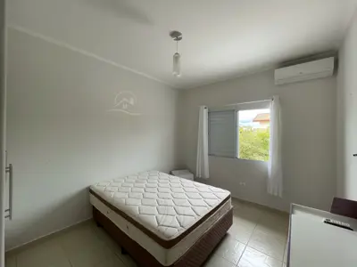 Casa - Sobrado com 4 quartos (sendo 2 suite(s)) a 800,00 metros praia.