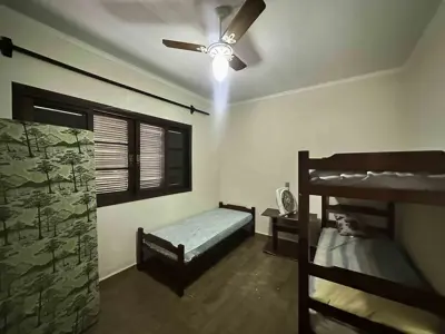 Casa - Térrea com 3 quartos (sendo 1 suite(s)) a 300,00 metros praia.