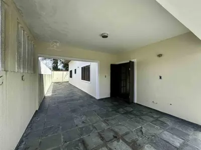 Casa - Térrea com 3 quartos (sendo 1 suite(s)) a 300,00 metros praia.