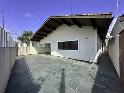 Casa - Térrea com 3 quartos (sendo 1 suite(s)) a 300,00 metros praia.