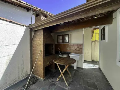 Casa - Térrea com 3 quartos (sendo 1 suite(s)) a 300,00 metros praia.