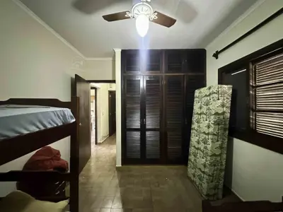 Casa - Térrea com 3 quartos (sendo 1 suite(s)) a 300,00 metros praia.