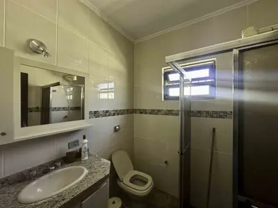 Casa - Térrea com 3 quartos (sendo 1 suite(s)) a 300,00 metros praia.