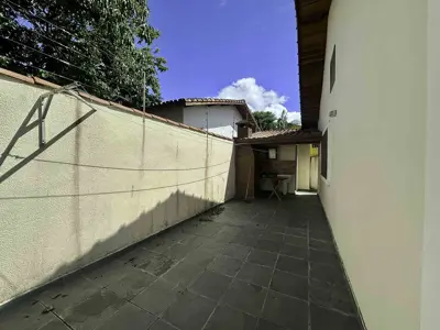 Casa - Térrea com 3 quartos (sendo 1 suite(s)) a 300,00 metros praia.