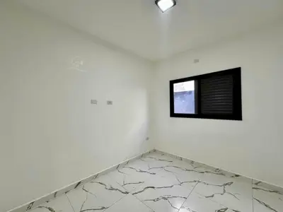 Casa - Térrea com 3 quartos (sendo 1 suite(s)) a 2300,00 metros praia.