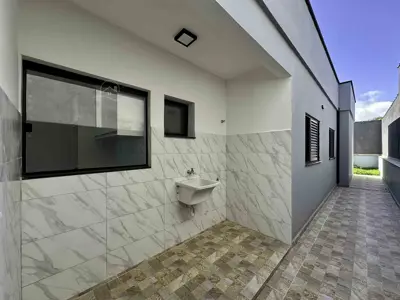 Casa - Térrea com 3 quartos (sendo 1 suite(s)) a 2300,00 metros praia.