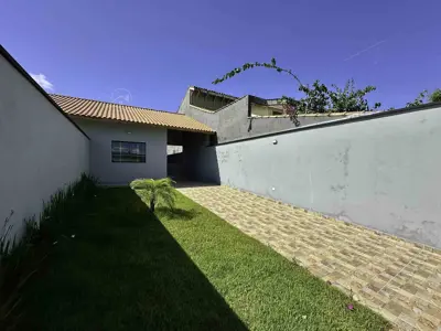 Casa - Térrea com 3 quartos (sendo 1 suite(s)) a 2300,00 metros praia.