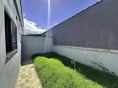 Casa - Térrea com 3 quartos (sendo 1 suite(s)) a 2300,00 metros praia.