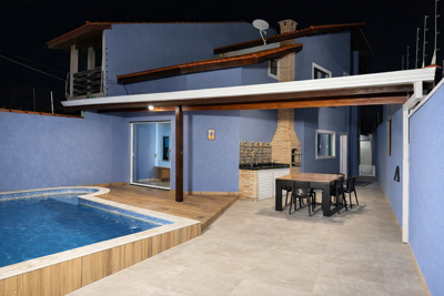 Casa - Sobrado com 3 quartos (sendo 2 suite(s)) a 500,00 metros praia.