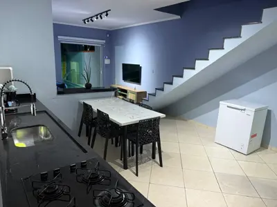 Casa - Sobrado com 3 quartos (sendo 2 suite(s)) a 500,00 metros praia.