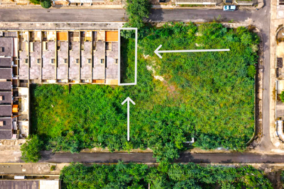 Terreno - Parte de lote com  quartos  a 2,00 metros praia.