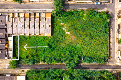 Terreno - Parte de lote com  quartos  a 2000,00 metros praia.