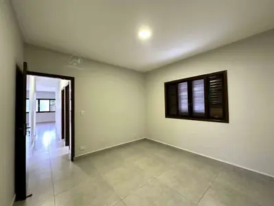 Casa - Térrea com Edícula com 3 quartos (sendo 2 suite(s)) a 240,00 metros praia.