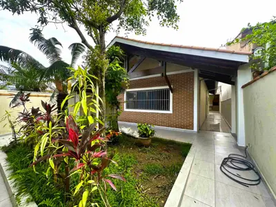 Casa - Térrea com Edícula com 3 quartos (sendo 2 suite(s)) a 240,00 metros praia.