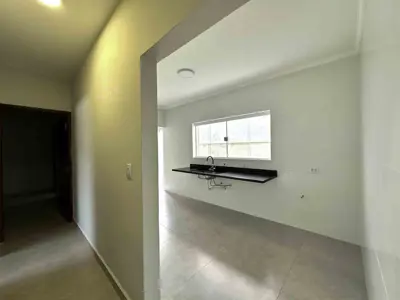 Casa - Térrea com Edícula com 3 quartos (sendo 2 suite(s)) a 240,00 metros praia.