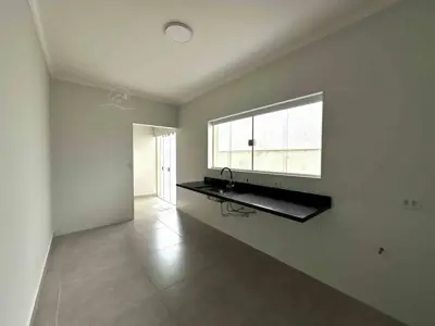 Casa - Térrea com Edícula com 3 quartos (sendo 2 suite(s)) a 240,00 metros praia.