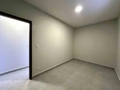 Casa - Térrea com Edícula com 3 quartos (sendo 2 suite(s)) a 240,00 metros praia.