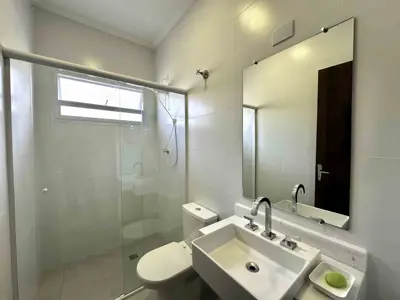 Casa - Térrea com Edícula com 3 quartos (sendo 2 suite(s)) a 240,00 metros praia.