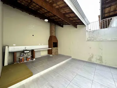 Casa - Térrea com Edícula com 3 quartos (sendo 2 suite(s)) a 240,00 metros praia.