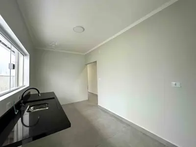 Casa - Térrea com Edícula com 3 quartos (sendo 2 suite(s)) a 240,00 metros praia.