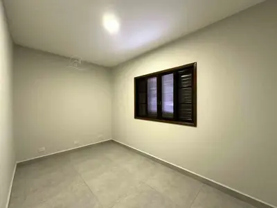 Casa - Térrea com Edícula com 3 quartos (sendo 2 suite(s)) a 240,00 metros praia.