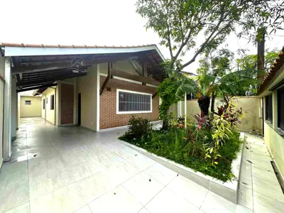 Casa - Térrea com Edícula com 3 quartos (sendo 2 suite(s)) a 240,00 metros praia.