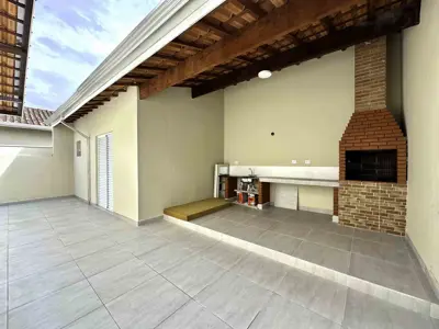 Casa - Térrea com Edícula com 3 quartos (sendo 2 suite(s)) a 240,00 metros praia.