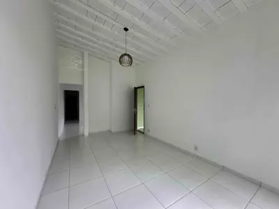 Casa - Sobrado com 3 quartos (sendo 1 suite(s)) a 800,00 metros praia.