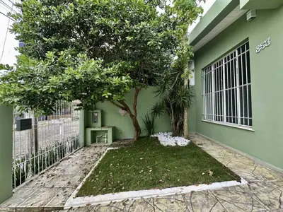 Casa - Sobrado com 3 quartos (sendo 1 suite(s)) a 800,00 metros praia.