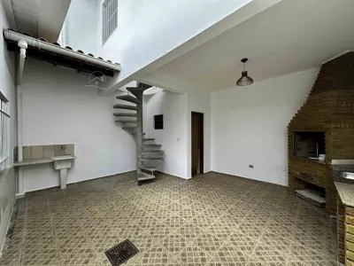 Casa - Sobrado com 3 quartos (sendo 1 suite(s)) a 800,00 metros praia.