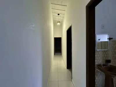 Casa - Sobrado com 3 quartos (sendo 1 suite(s)) a 800,00 metros praia.