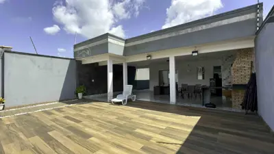 Casa - Térrea com 4 quartos (sendo 2 suite(s)) a 2000,00 metros praia.