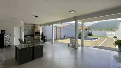 Casa - Térrea com 4 quartos (sendo 2 suite(s)) a 2000,00 metros praia.