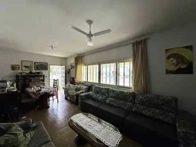 Casa - Sobrado com 4 quartos (sendo 1 suite(s)) a 100,00 metros praia.