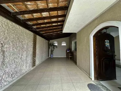 Casa - Térrea com 3 quartos (sendo 1 suite(s)) a 57,00 metros praia.