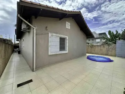 Casa - Térrea com 3 quartos (sendo 1 suite(s)) a 57,00 metros praia.