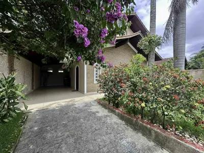 Casa - Térrea com 3 quartos (sendo 1 suite(s)) a 57,00 metros praia.