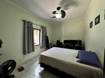 Casa - Térrea com 2 quartos (sendo 1 suite(s)) a 300,00 metros praia.