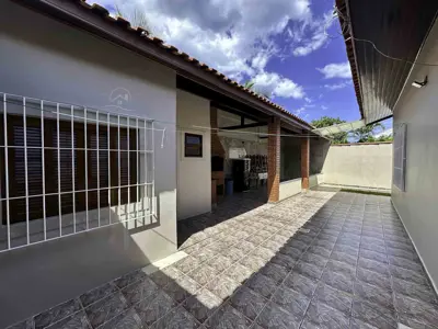 Casa - Térrea com 2 quartos (sendo 1 suite(s)) a 300,00 metros praia.