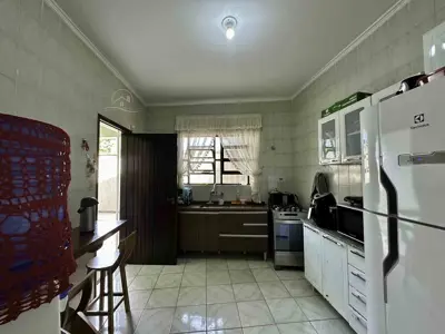 Casa - Térrea com 2 quartos (sendo 1 suite(s)) a 300,00 metros praia.