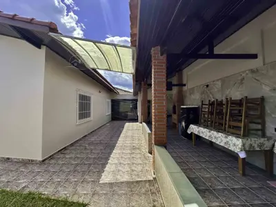 Casa - Térrea com 2 quartos (sendo 1 suite(s)) a 300,00 metros praia.