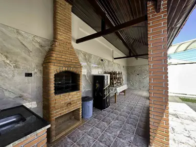 Casa - Térrea com 2 quartos (sendo 1 suite(s)) a 300,00 metros praia.