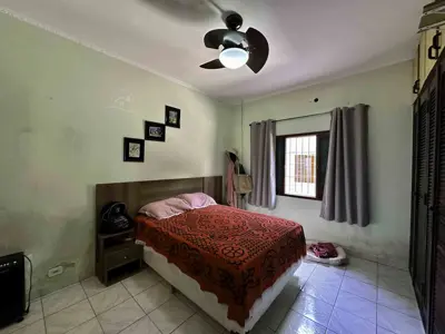 Casa - Térrea com 2 quartos (sendo 1 suite(s)) a 300,00 metros praia.