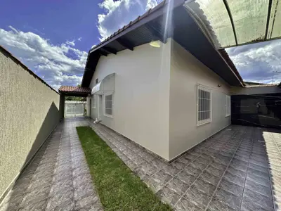 Casa - Térrea com 2 quartos (sendo 1 suite(s)) a 300,00 metros praia.
