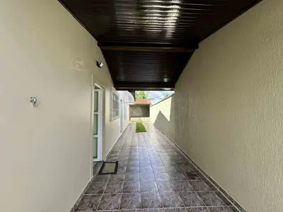 Casa - Térrea com 2 quartos (sendo 1 suite(s)) a 300,00 metros praia.