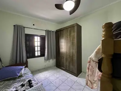 Casa - Térrea com 2 quartos (sendo 1 suite(s)) a 300,00 metros praia.