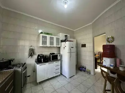 Casa - Térrea com 2 quartos (sendo 1 suite(s)) a 300,00 metros praia.