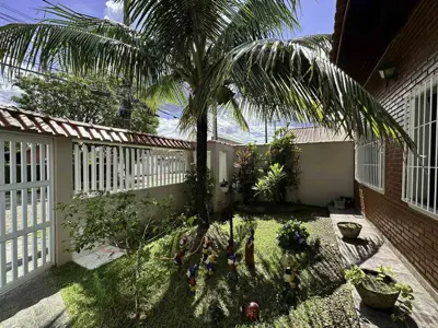 Casa - Térrea com 2 quartos (sendo 1 suite(s)) a 300,00 metros praia.