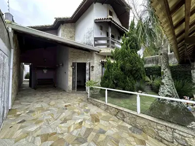 Casa - Sobrado com 3 quartos (sendo 1 suite(s)) a 500,00 metros praia.