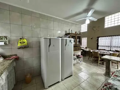 Casa - Sobrado com 3 quartos (sendo 1 suite(s)) a 500,00 metros praia.